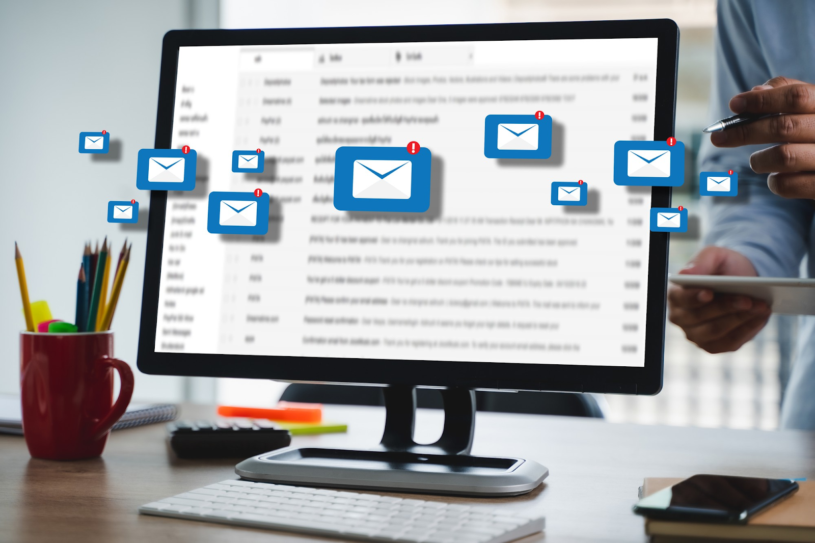 E-Mails werden auf einem Desktop angezeigt, der auf einem Tisch liegt